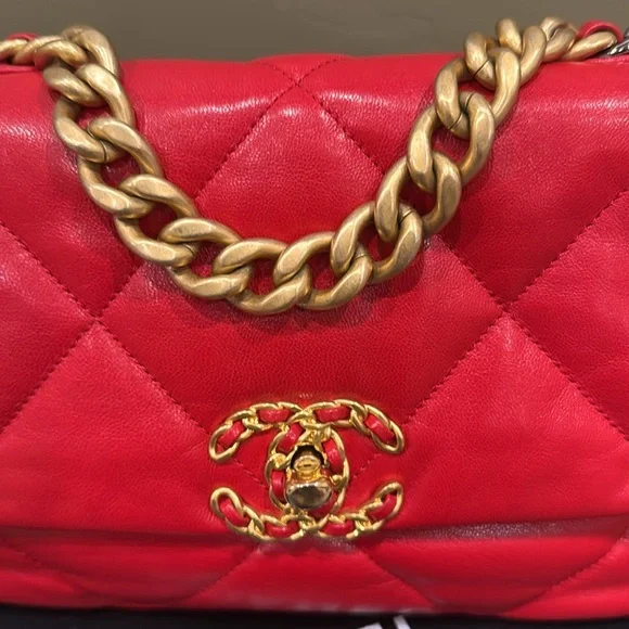 CHANEL 19 red small quilted lamb skin with two tone hardware in excellent cond - Picture 2 of 8